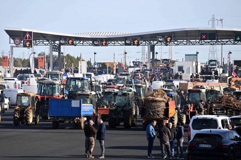 Agricultores franceses bloquean la avenida A9 durante una manifestación del sector que exige al gobierno al menos 24 demandas.