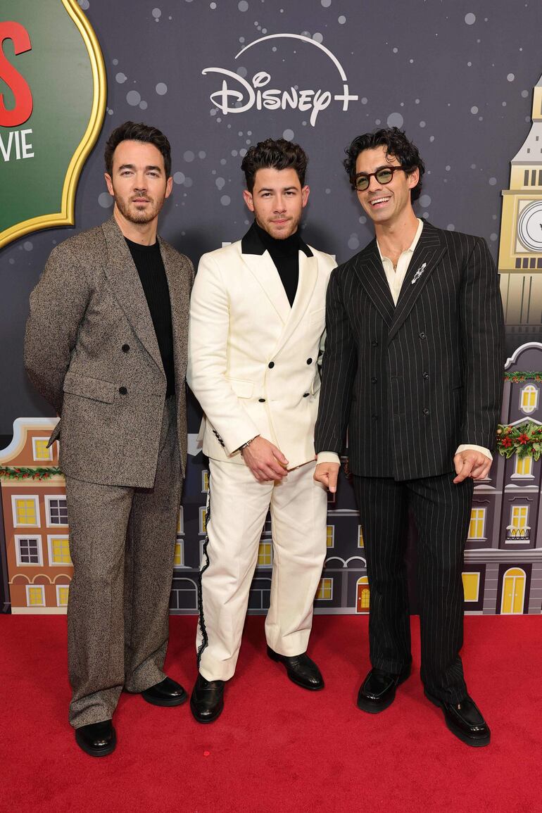 Muy elegantes los hermanos Kevin Jonas, Nick Jonas y Joe Jonas posando en el estreno de "A Very Jonas Christmas Movie". (Dia Dipasupil/Getty Images/AFP)