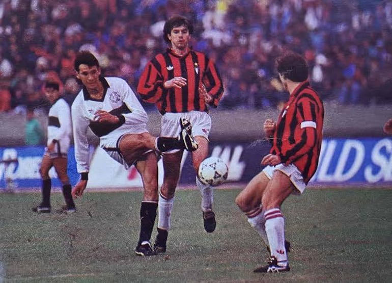 El delantero de Olimpia, Raúl Vicente Amarilla, saca un remate a portería ante la presencia del capitán italiano Franco Baresi. El otro central rossonero, Alessandro Costacurta, acompaña la imagen.