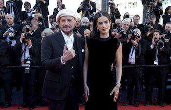Ella Bleu Travolta y su orgulloso padre John Travolta en la edición número 79 del Cannes Film Festival, en Francia. (EFE/EPA/SEBASTIEN NOGIER)