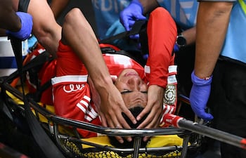 El mediocampista alemán del Bayern Múnich, #42 Jamal Musiala, abandona el campo en camilla durante el partido de fútbol de cuartos de final de la Copa Mundial de Clubes de la FIFA 2025 entre el Paris Saint-Germain de Francia y el Bayern Múnich de Alemania, en el Mercedes-Benz Stadium, de Atlanta.