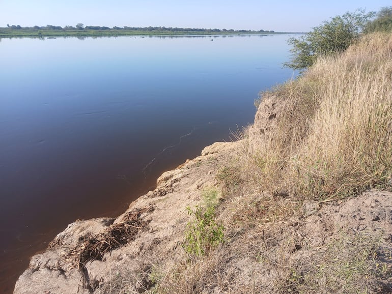 Muro de tierra que resguarda la orilla del río