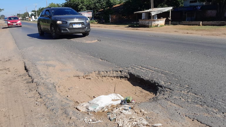 La ruta Villeta-Guarambaré es una verdadera trampa mortal. En los días de lluvia los pozos no se ven y conductores son sorprendidos.