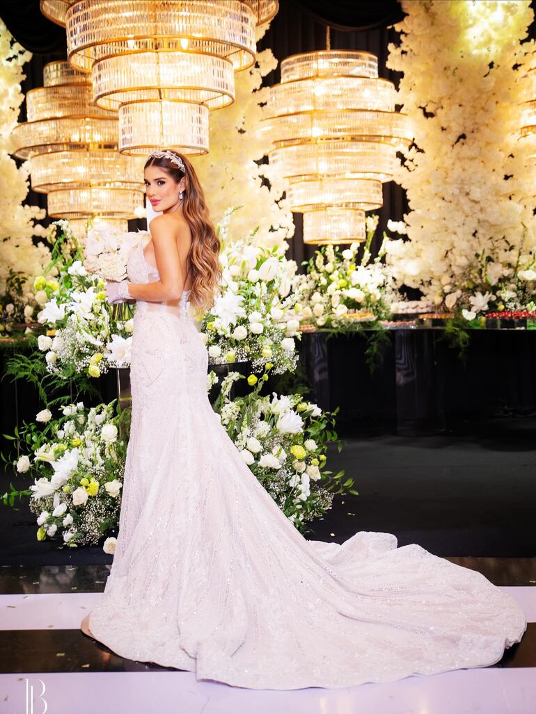 Hermosa novia, Betha Borba. La Miss Mundo Paraguay 2021 lució un traje de novia creado por Yerutí Acosta y un tocado que llevaba la firma de Jadiyi Judis. (Instagram/Reflejos - Cobertura de eventos)