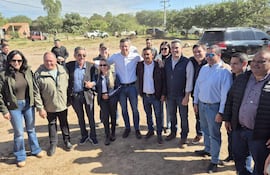 Santiago Peña y autoridades posan en la cabecera del precario aeropuerto de Carmelo Peralta
