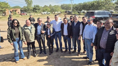 Santiago Peña y autoridades posan en la cabecera del precario aeropuerto de Carmelo Peralta