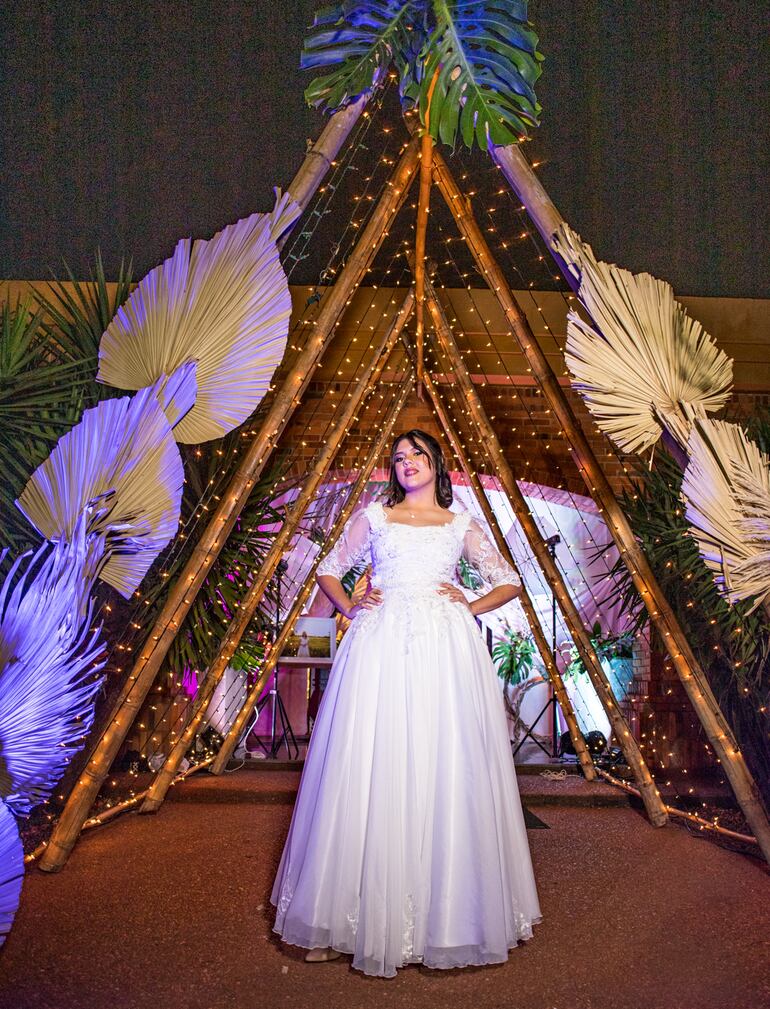 Lucia Magali Cespedes Azuaga en un rincón de su fiesta.
