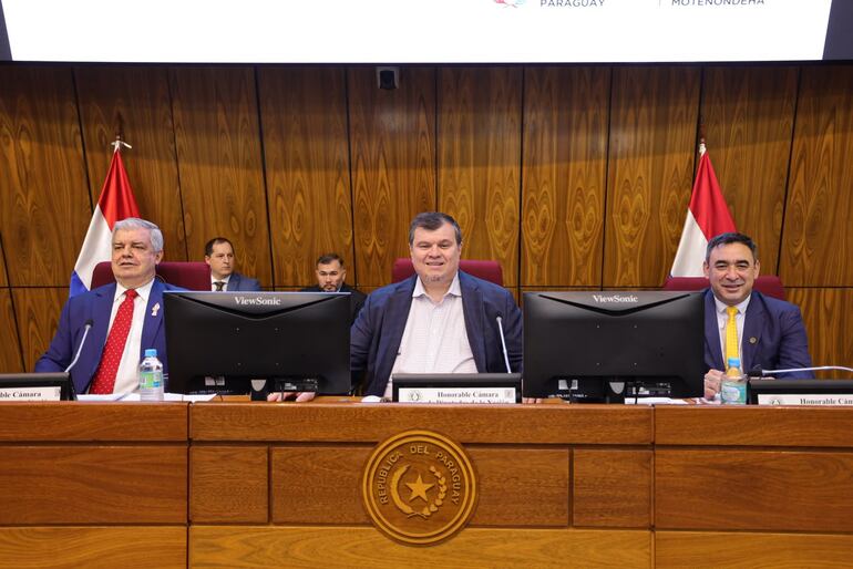 El ministro del Interior, Enrique Riera, el  miembro integrante de la CBP, Dionisio Amarilla y el director de la CBP, Ramón Duette. (Foto: Gentileza Congreso Nacional).