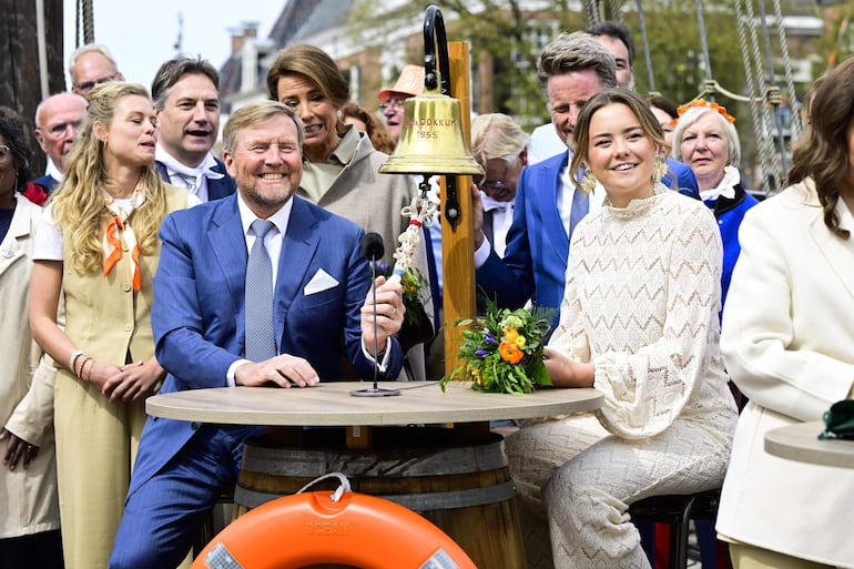 El rey Guillermo Alejandro y su hija, la princesa Ariane, disfrutando de la celebración del Día del Rey en Dokkum. (EFE/EPA/MISCHA SCHOEMAKER / POOL)

