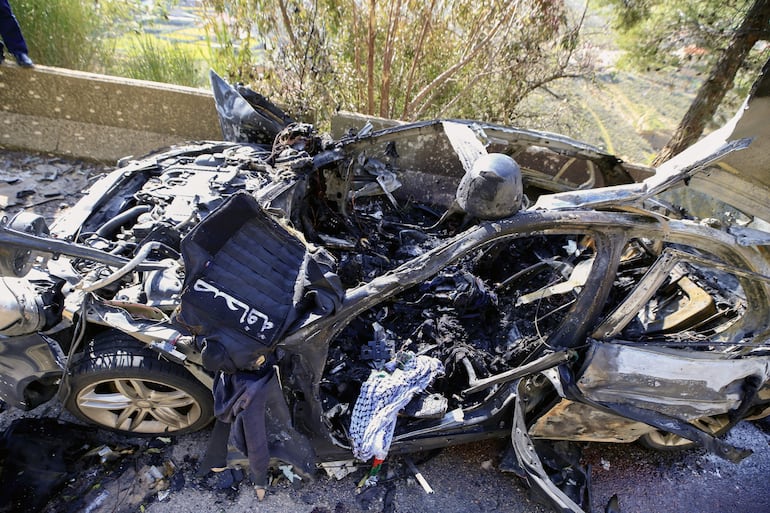 Un vehículo destruido impactado por un ataque israelí que transportaba al corresponsal de la televisión Al Manar de Hezbolá, Ali Shoeib, a la reportera de la televisión Al Mayadeen con sede en Beirut, Fatima Ftouni, y a su hermano, el periodista de video Mohammed Ftouni, en la ciudad de Jezzine en el sur del Líbano.
