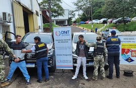 Los dos brasileños con las dos camionetas recuperadas.