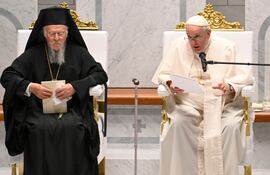 Visita del papa Francisco a Baréin el 4 de noviembre de 2022 y su encuentro con Bartolomé, patriarca ortodoxo, en la Catedral de Awali. EFE/EPA/MAURIZIO BRAMBATTI