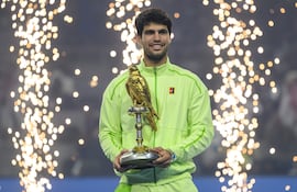 El español Carlos Alcaraz (22 años) obtuvo el sábado el título del torneo ATP 500 de Doha al vencer por 6-2 y 6-1 en la final al francés Arthur Fils.