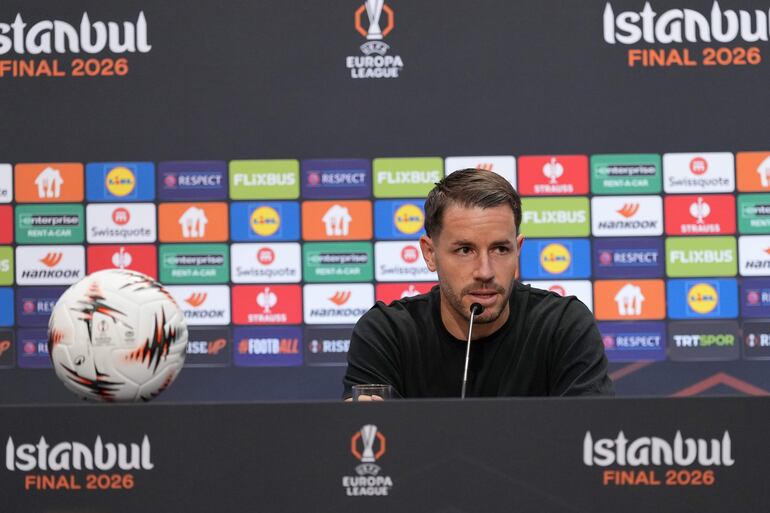 Christian Günter, del Friburgo, habla durante una conferencia de prensa en Estambul, Turquía.