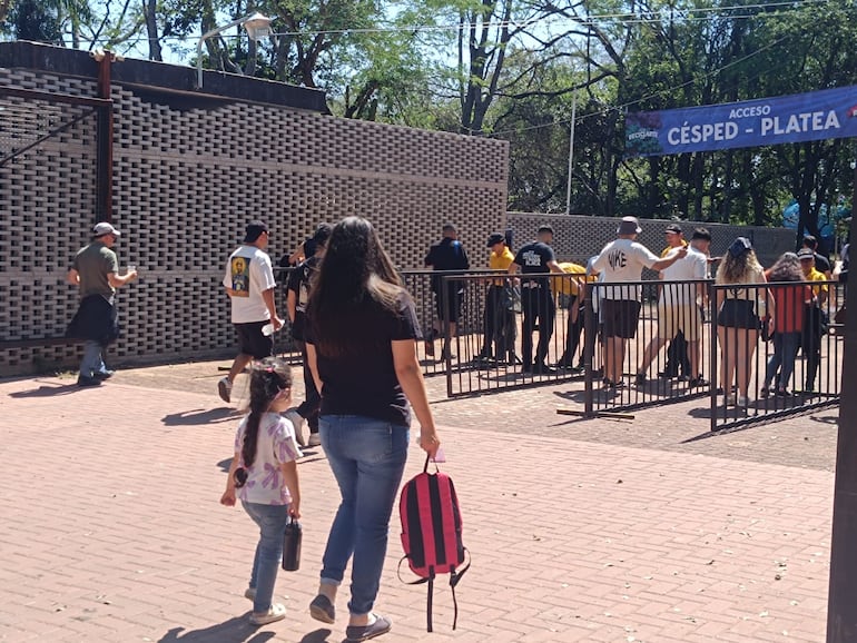 Así ingresaron los primeros en llegar al Anfiteatro en Sanber para ReciclArte.