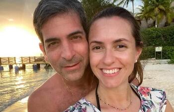 El fiscal paraguayo asesinado en Colombia, Marcelo Pecci, junto a su esposa, Claudia Aguilera. El asesinato se registró durante la luna de miel de la pareja.