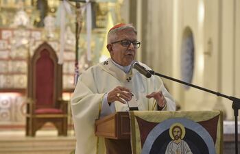 El cardenal Adalberto Martínez, durante la homilia en la misa de Navidad en la Catedral Metropolitana de Asunción.