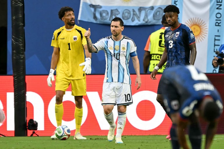 El delantero de Argentina Lionel Messi gesticula junto al arquero de Cabo Verde Vozinha y al defensor de Cabo Verde Diney Borges durante el partido de fútbol de los dieciseisavos de final de la Copa del Mundo 2026.