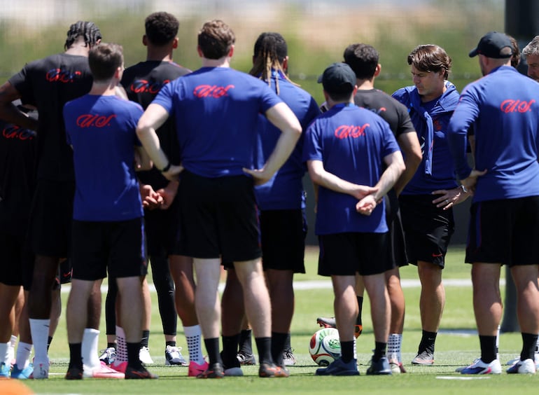 El director técnico de los Estados Unidos, Mauricio Pochettino, habla con los jugadores durante una sesión de entrenamiento previa a la Copa Mundial 2026 en el Great Sports Park, en Irvine, California.