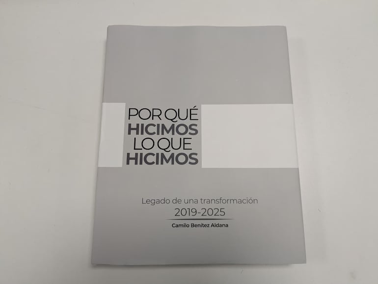 Sobrecubierta de portada del libro "Por qué hicimos lo que hicimos. Legado de una transformación”, del contralor Camilo Benítez Aldana. 