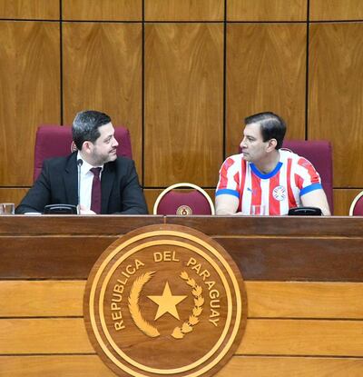 El presidente de la Cámara de Diputados, el cartista Raúl Latorre (i) esta mañana junto al senador cartista Silvio "Beto" Ovelar hoy antes de la instalación de la Comisión Bicameral del Congreso.