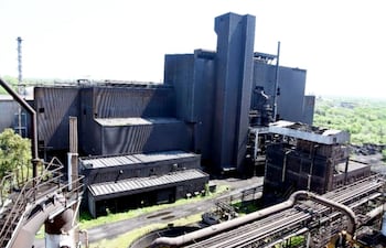 Sector que corresponde al área de acería de la fábrica de Acepar, cuyas instalaciones están en Villa Hayes, sobre el río Paraguay, donde se va perdiendo lentamente a raíz de la inactividad y posiblemente la falta de un mantenimiento integral.