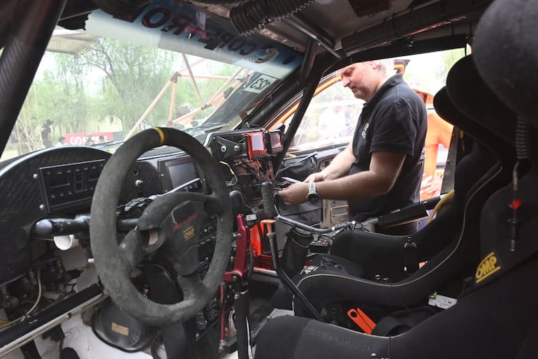 Los autos del Campeonato Nacional de Rally y las Camionetas realizan la instalación del GPS en la Terminal de Ómnibus de la ciudad de Mariscal Estigarribia, cabecera del Rally del Chaco 2026.
