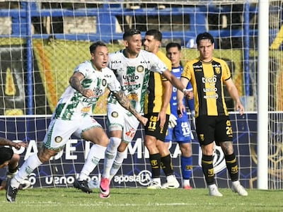 El argentino Brian Rolando Blasi (30 años) grita con fuerza su gol, el segundo de Rubio Ñu, lo sufren atrás Diego Fernández, Juan Manuel García y el portero debutante Antonino Martínez esta tarde en Villa Elisa.