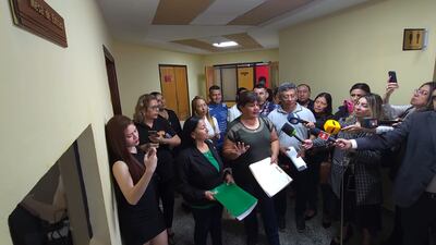 Miembros de la Coordinadora de Víctimas de la mafia de los pagarés presentaron el ayer el pedido de juicio político contra todos los ministro de Corte.