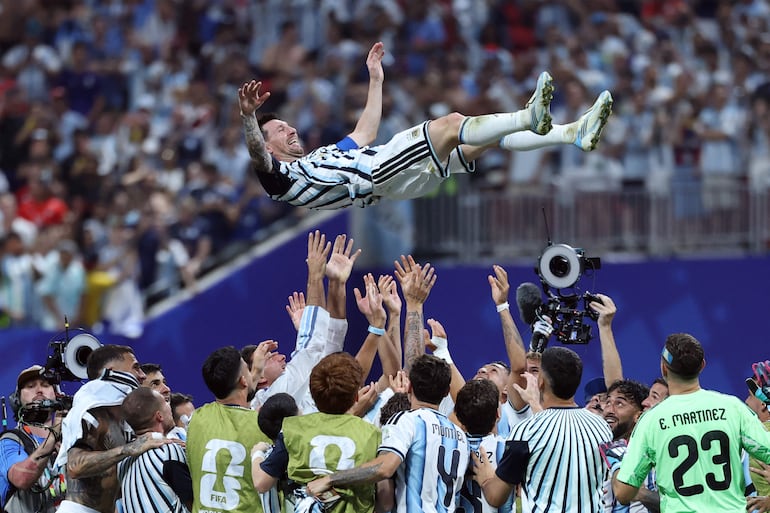 El delantero de Argentina, Lionel Messi, celebra con sus compañeros de equipo tras ganar el partido de fútbol de los octavos de final de la Copa del Mundo 2026 entre Argentina y Egipto en el Atlanta Stadium en Atlanta.