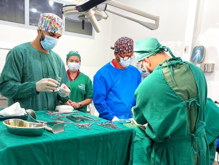 La senadora Celeste Amarilla cuestionó que instituciones privadas que cobran cuotas a sus estudiantes utilicen hospitales financiados con recursos públicos.