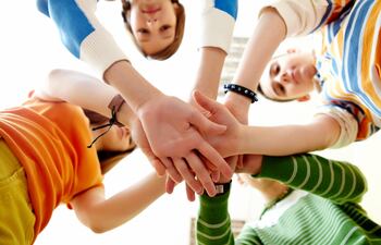 La sensibilidad respecto de los temas sociales es otra de las características del grupo demográfico Alpha Zeta. Foto: Pressfoto-Freepik /EFE.