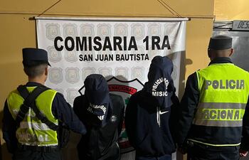 Dos jóvenes fueron detenidos en San Juan con presunta cocaína; también incautaron una motocicleta, celulares y dinero en efectivo.