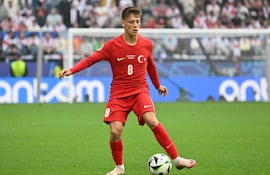 El delantero de Turquía #08, Arda Guler, controla el balón durante el partido de fútbol del Grupo F de la UEFA Euro 2024 entre Turquía y Georgia en el BVB Stadion de Dortmund.