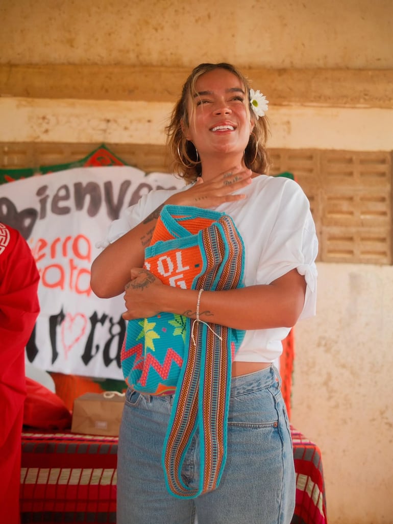 Una postal que muestra la felicidad y la emoción de Karol G en La Guajira. (Instagram/Con Cora Foundation)