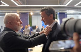 Los presidentes Luiz Inacio Lula da Silva (Brasil) y Santiago Peña (Paraguay).