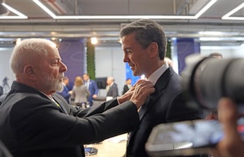 Los presidentes Luiz Inacio Lula da Silva (Brasil) y Santiago Peña (Paraguay).