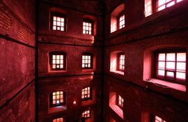 Esta imagen muestra una vista parcial de la Fábrica Argo, un museo de arte contemporáneo y centro cultural, ubicado en una antigua cervecería en Teherán. Oculta tras imponentes muros de ladrillo en el corazón de Teherán, una bodega industrial renovada, donde hace décadas se fabricaba cerveza iraní, ha sido transformada en un centro de arte contemporáneo. La ambiciosa restauración de la fábrica Argo en ruinas la ha convertido en "uno de los edificios más bellos de Teherán", según la arquitecta Nazanin Amirian, quien visitaba la última exposición allí.