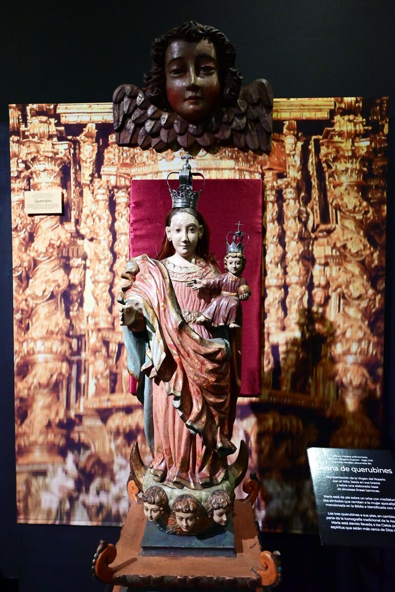 Los querubines son parte del mismo Dios que elevan a la Virgen hacia los cielos. Aparecen en la peana de esta talla del barroco hispano-guaraní del siglo XVII.