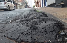 Crítico estado de abandono de la calle Cerro Corá casi Yegros, en pleno Centro Histórico de Asunción.