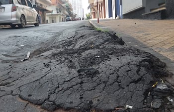 Crítico estado de abandono de la calle Cerro Corá casi Yegros, en pleno Centro Histórico de Asunción.