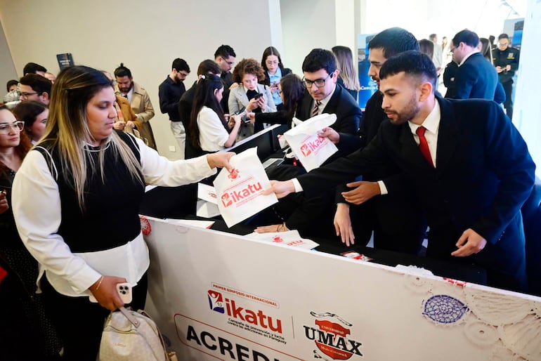 Público asistente al lanzamiento del programa “Ikatu”, una iniciativa que busca unir al país frente al desafío de las adicciones.