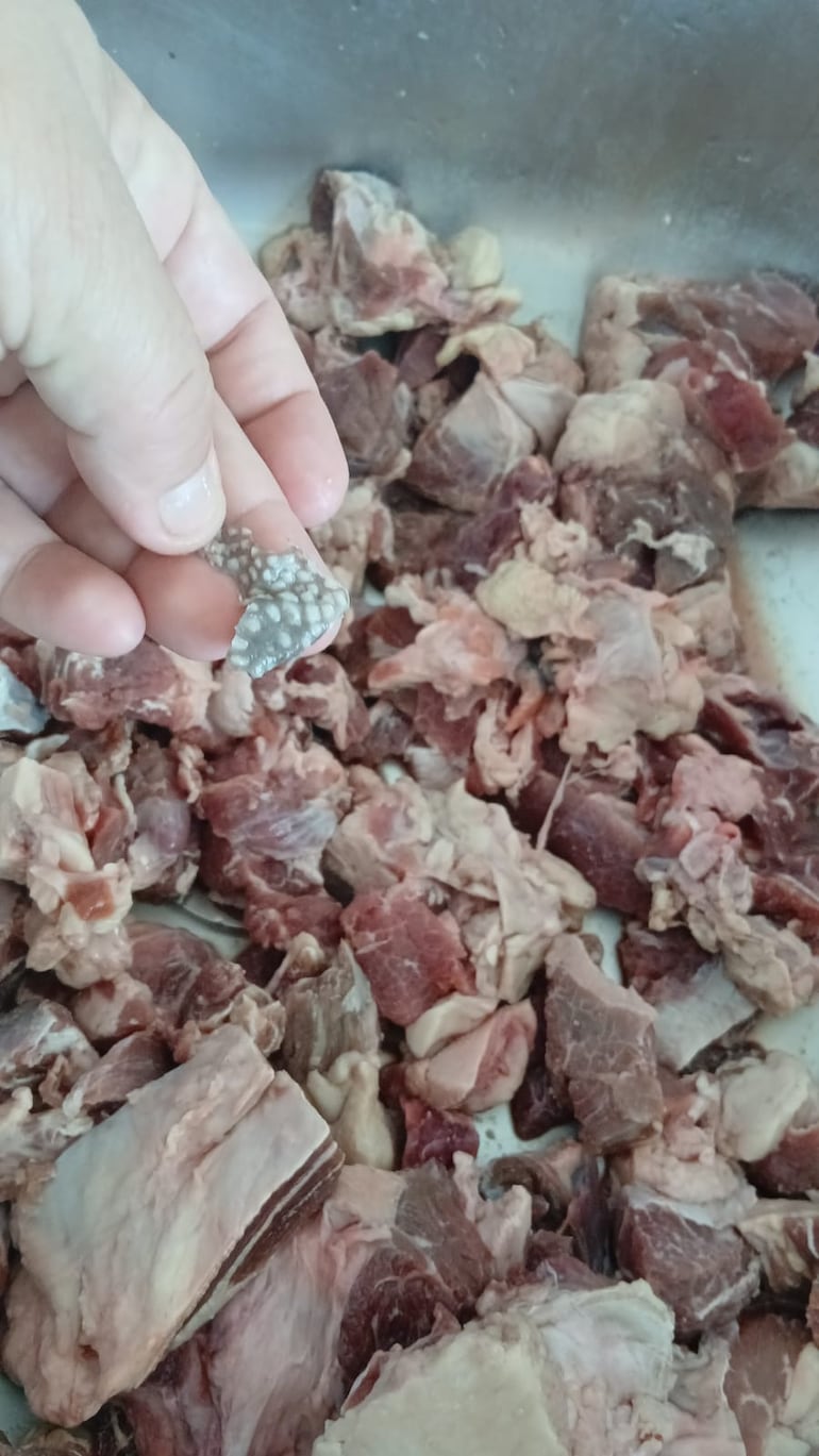 Carne extraída del rostro del ganado vacuno, conocida como "Hova pire kue", entregada en el marco de Hambre Cero como "carne de primera".