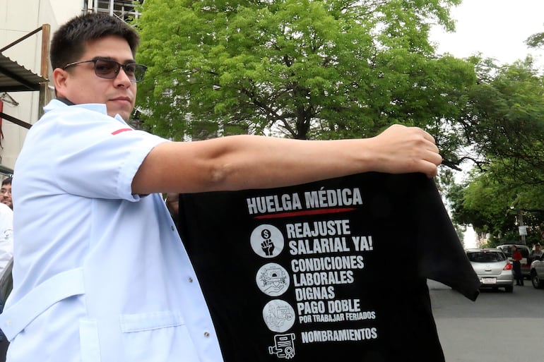 Un médico sostiene una camiseta durante una protesta este lunes, en Asunción.