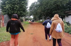 Voluntarios son estudiantes de las carreras de Trabajo Social, Psicología y Ciencias de la Educación de la Universidad Nacional de Asunción (UNA). Recorren las casas buscando que los niños vuelvan a estudiar.