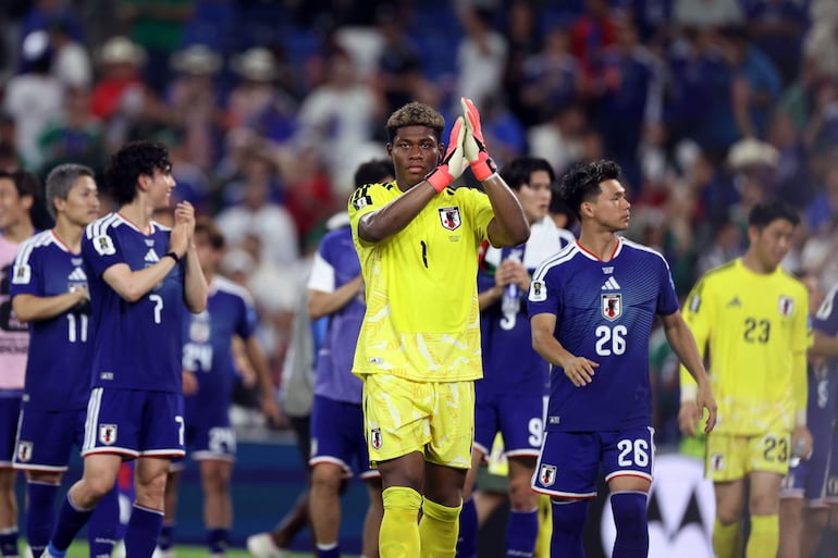 Zion Suzuki y su equipo celebran la victoria.