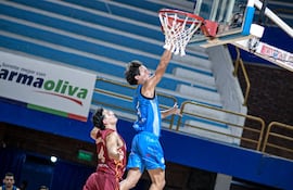 El albiceleste Antonio Montiel se adelanta a Sebastián Galarza para convertir la "bandeja". San José ganó fácil 107-79 a Campoalto.