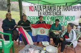 Vecinas del barrio Resistencia se encadenaron por el portón de acceso del exmatadero municipal de San Ignacio para rechazar la instalación de una planta de tratamiento cloacal en la zona.