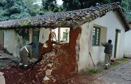 Un edificio histórico ubicado en el Jardín Botánico sufrió el derrumbe de una parte de sus paredes.