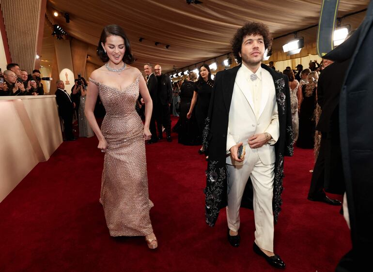 ¡Linda parejita que ya está comprometida! Selena Gómez y Benny Blanco llegando a la edición número 97 de los Premios Óscar en el Dolby Theatre de Hollywood, California. (VALERIE MACON / AFP)